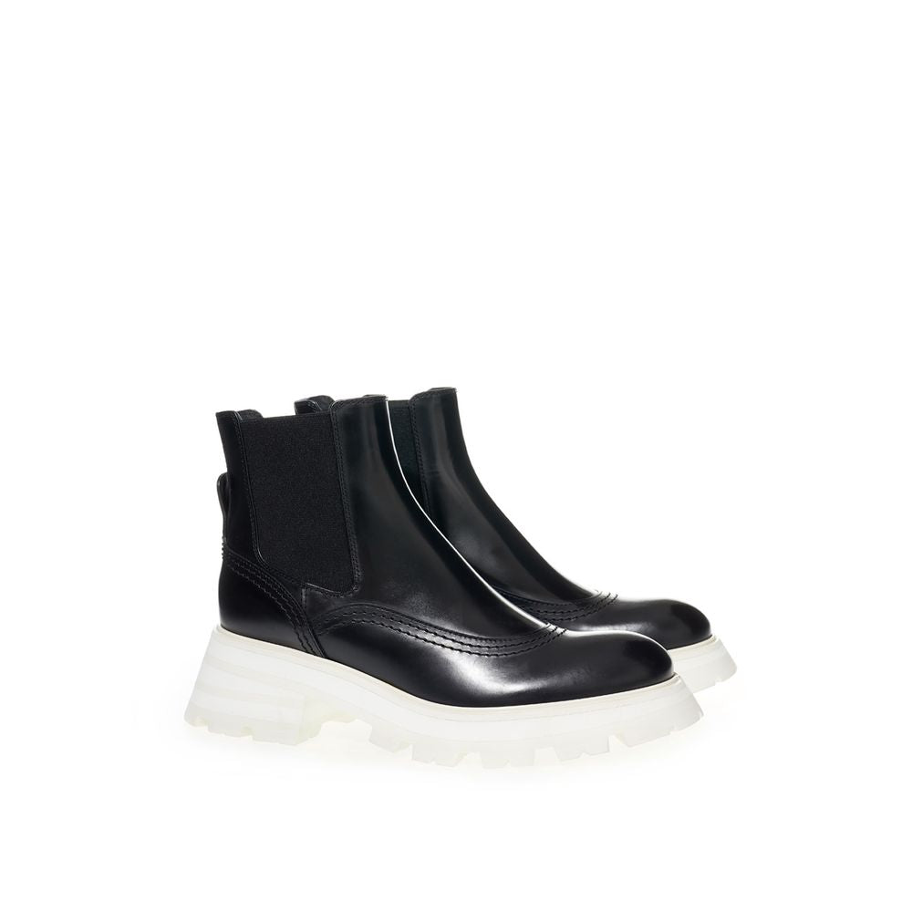 Alexander McQueen Elegant Leather Boots in Timeless Black